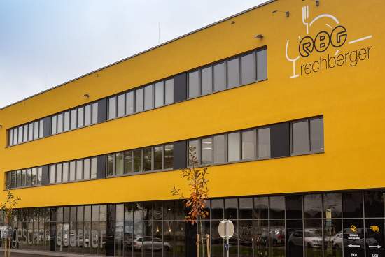 Großes gelbes Gebäude in der Linzer Rechbergerstraße
